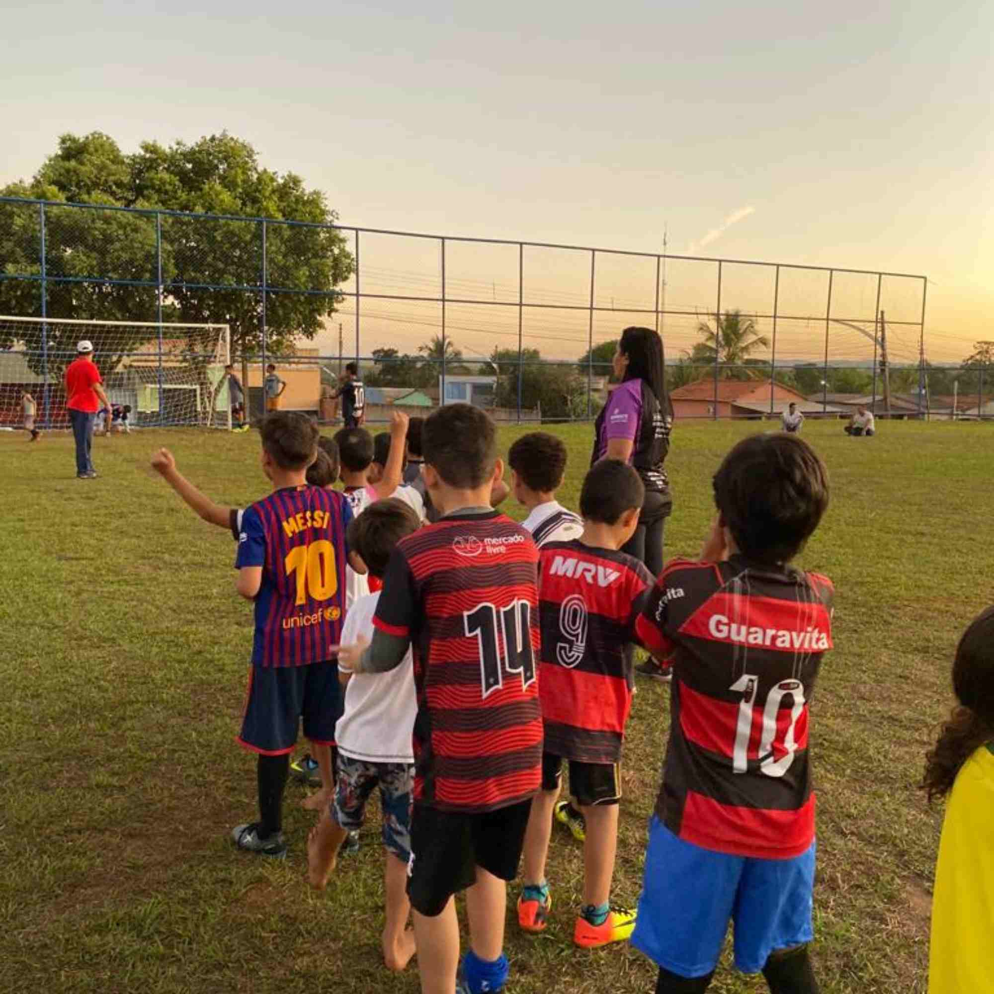 Crianças e jovens podem participar de aulas gratuitas de futebol