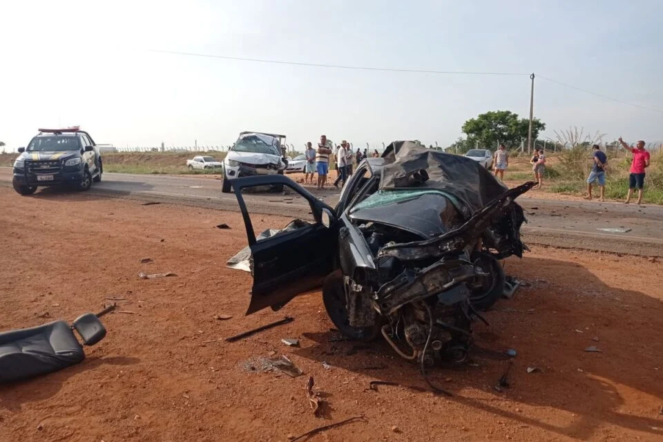 Vítimas estavam em uma pick-up, que invadiu a pista contrária e colidiu contra uma caminhonete.